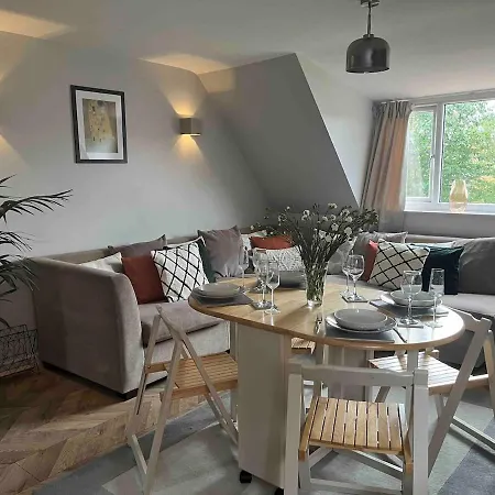 Apartment Charming 2-bed With Free Parking 10 Mins Drive To *