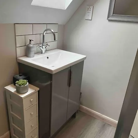 Charming 2-bed With Free Parking 10 Mins Drive To Appartement York