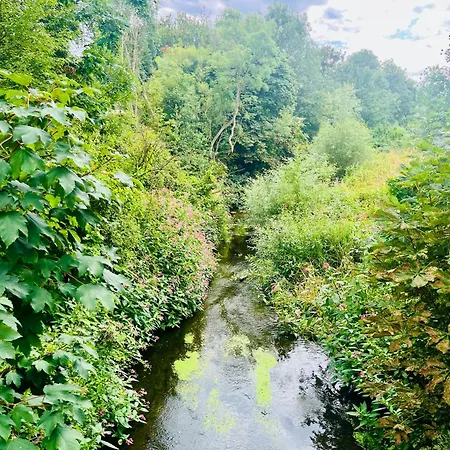 Charming 2-bed With Free Parking 10 Mins Drive To Appartement