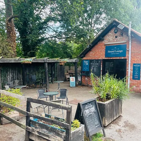 Charming 2-bed With Free Parking 10 Mins Drive To Apartment *