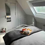 Charming 2-bed With Free Parking 10 Mins Drive To Lejlighed