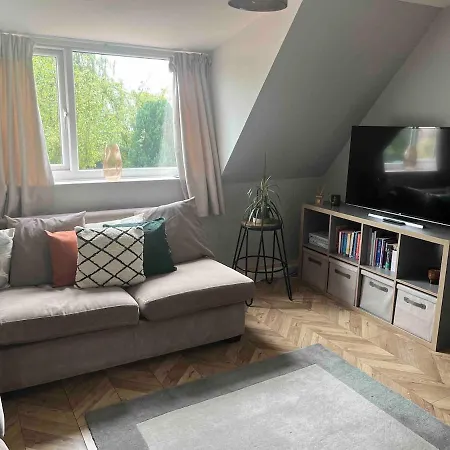 Charming 2-bed With Free Parking 10 Mins Drive To *