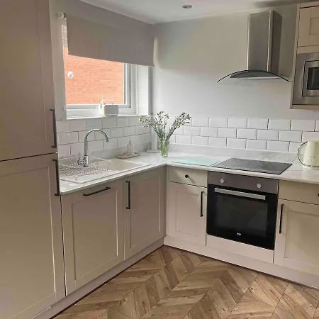 Charming 2-bed With Free Parking 10 Mins Drive To Lejlighed