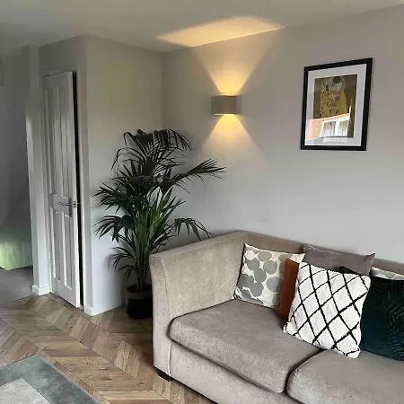 아파트 Charming 2-bed With Free Parking 10 Mins Drive To *