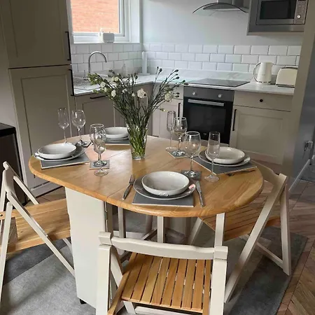 Charming 2-bed With Free Parking 10 Mins Drive To Lejlighed York