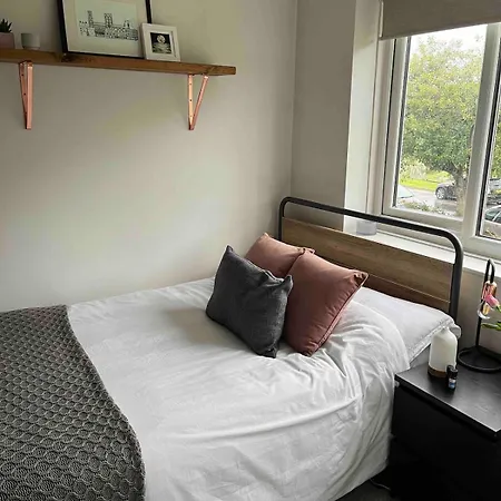 Charming 2-bed With Free Parking 10 Mins Drive To