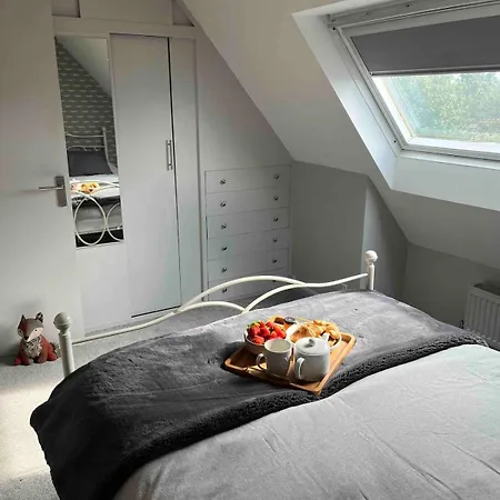 Charming 2-bed With Free Parking 10 Mins Drive To شقة