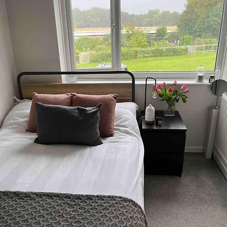 شقة Charming 2-bed With Free Parking 10 Mins Drive To *